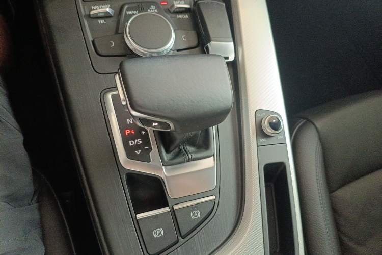 Used Audi A5 2020 Coupe 40 TFSI Fashion Edition China VI Emission Standard Gear Lever