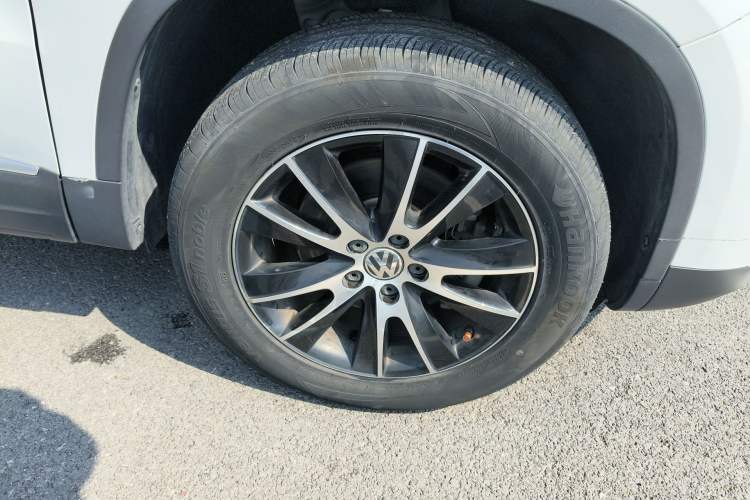 Used Volkswagen Tiguan 2015 2.0 TSI Automatic All-Wheel Drive Luxury Edition Right Front Wheel Hub