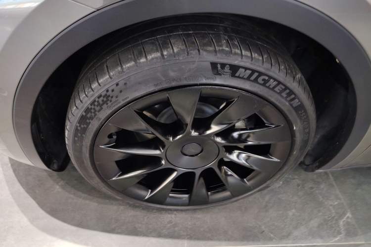 Used Tesla Model Y 2022 Long-Range All-Wheel-Drive Version