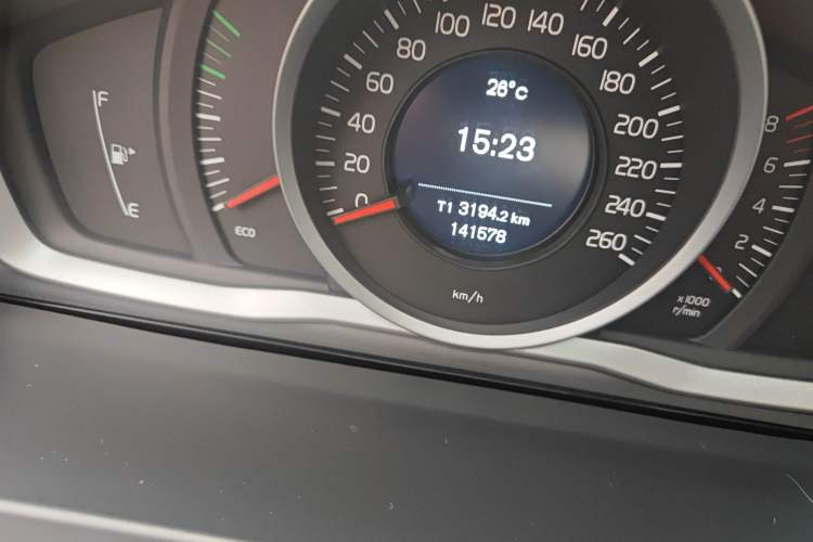 Used Volvo S60 2014 T5 Zhiyi Edition Odometer Close Up