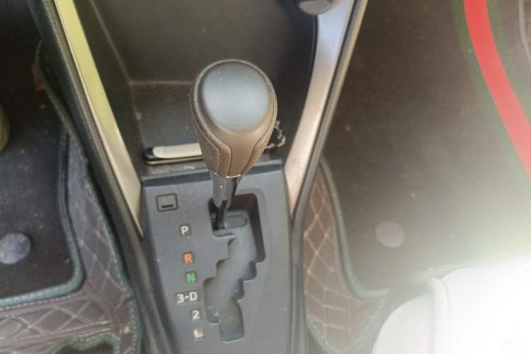 Used Toyota YARiS L Zhi Xuan 2015 1.5E Automatic Charm Edition Gear Lever