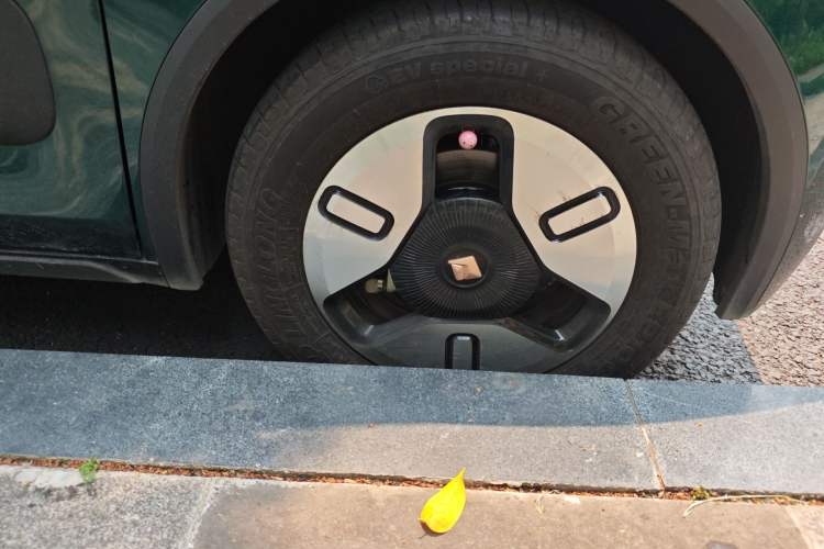 Used Baojun KiWi EV 2021 Artist Model Ternary Lithium Right Front Wheel Hub