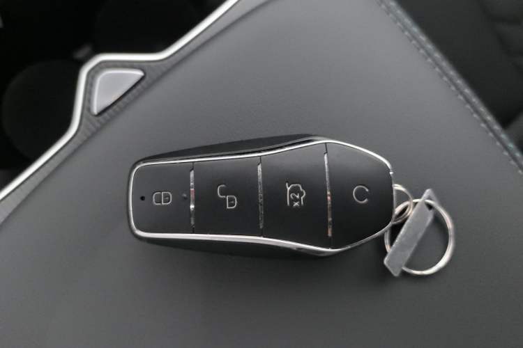 Used BYD Song L DM-i 2025 Intelligent Driving Version 160 km Beyond-Range Type Vehicle Key