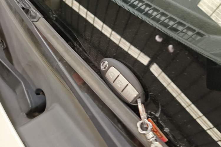 Used Nissan X-Trail 2015 2.0L CVT Comfort MAX Edition 2WD Vehicle Key