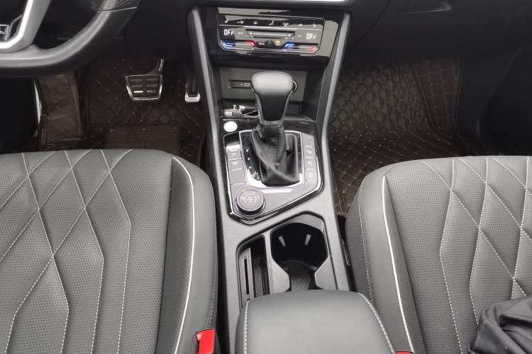 Used Volkswagen Tiguan L 2023 380TSI Automatic All-Wheel Drive R-Line Enhanced 7-Seater Gear Lever