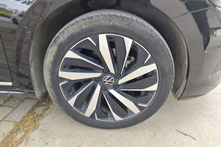 Used Volkswagen Passat 2023 330TSI Elite Edition Right Front Wheel Hub