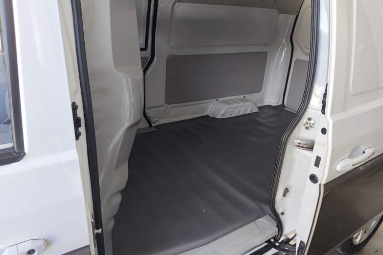 Used Jinbei New Hiace S 2023 1.5L Wealth Edition Van 2/5-Seater Non-Air-Conditioned Version SWC15M Left Rear Seat