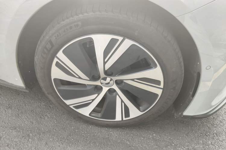 Used Nio ET5 2024 75 kWh Right Front Wheel Hub