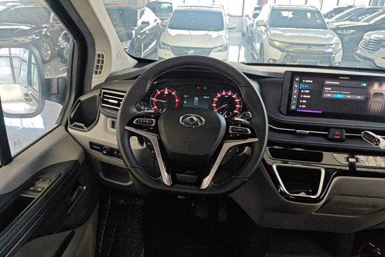 Used SAIC MAXUS Xintu V70 2023 2.0T Elite Edition Automatic Short Wheelbase Low Roof – 5/6 Seats
