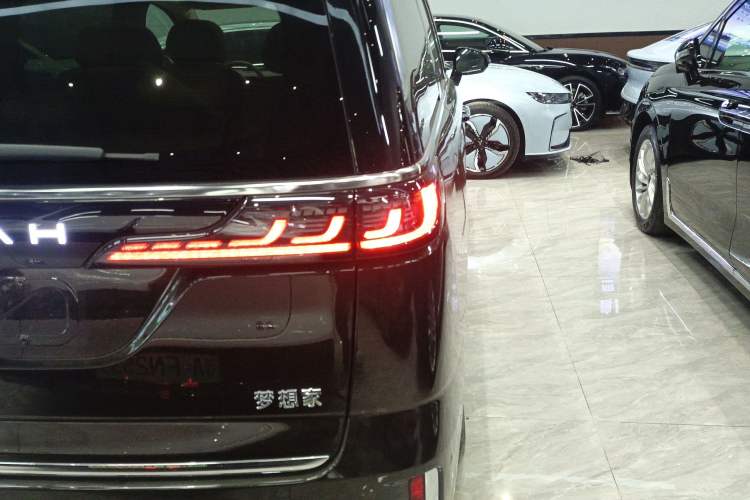 Used VOYAH Dream 2025 PHEV Four-Wheel-Drive Flagship Kunpeng Edition
