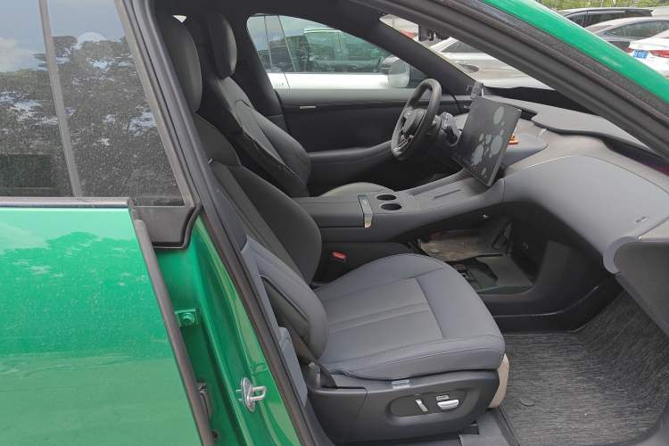 Used Xiaomi Auto YU7 2025 Ultra-Long Range Rear-Wheel Drive Version Right Front Seat