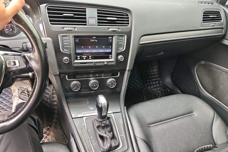 Used Volkswagen Golf 2017 1.6L Automatic Comfort Million-Vehicle Anniversary Edition Audio And AC Panel