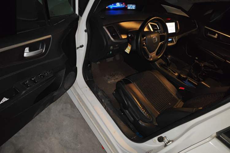 Used Honda Jade 2013 1.8L automatic Comfort version 5 seats
