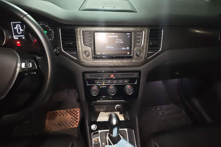 Used Volkswagen Golf Sportsvan 2016 230TSI Automatic Luxury Version
