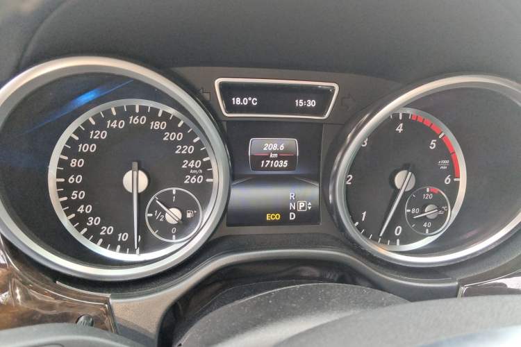 Used Mercedes-Benz GL-Class 2015 GL 350 CDI 4MATIC Odometer Close Up