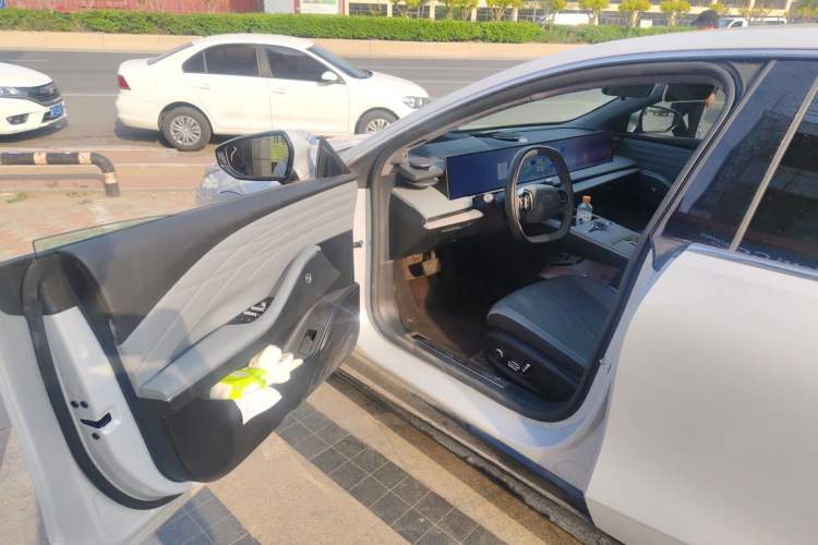 Used Geely Galaxy E8 2024 665 km Range Rear-Drive Starship Long-Range Version