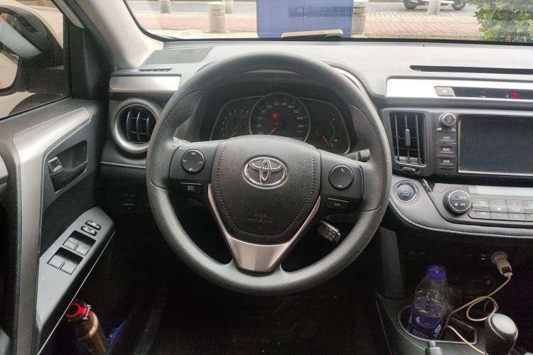 Used Toyota RAV4 2016 2.0L CVT Two-Wheel Drive Fashion Edition China V Standard