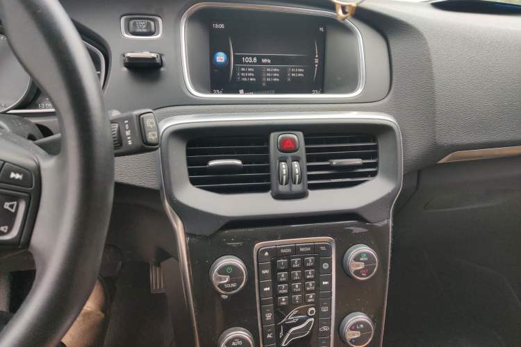 Used Volvo V40 2017 T3 Zhiyi Edition
