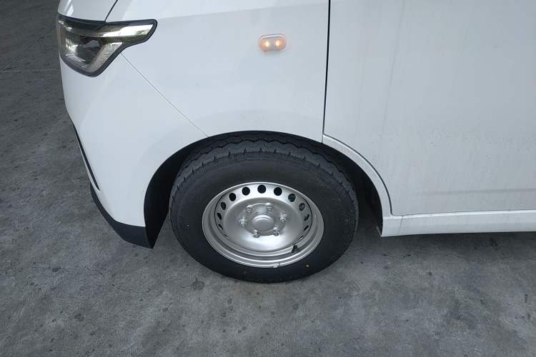 Used Wuling Yangguang 2024 300KM Comfort Version Passenger Van 75kW