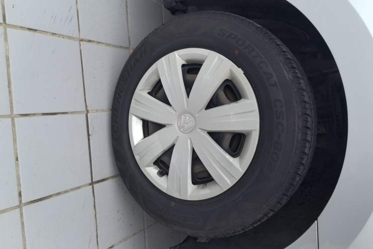 Used Volkswagen Jetta 2015 Value Edition 1.6L Manual Fashionable Style Left Front Wheel Hub