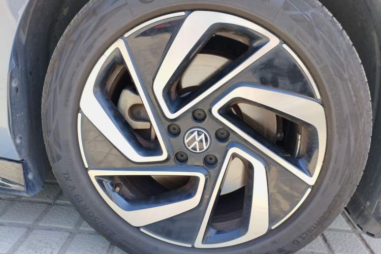 Used Volkswagen ID.7 VIZZION 2024 First Edition Right Front Wheel Hub