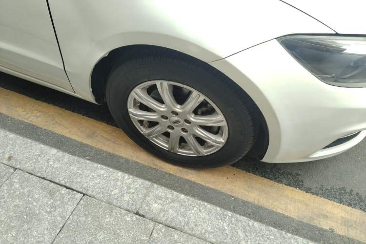 Used Qoros 3 2018 Sedan 1.6L Automatic Leading Model Right Front Wheel Hub