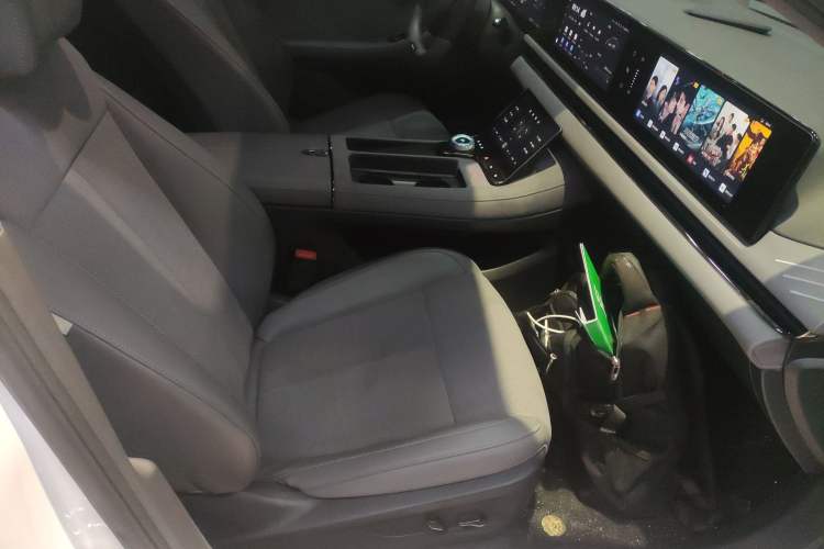 Used VOYAH PASSION 2024 PHEV Four-Wheel Drive Ultra-Long Range Executive Edition Right Front Seat