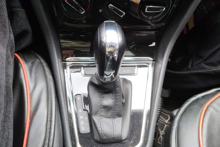 Used Volkswagen C-TREK 2018 1.5L Automatic Comfort Model Gear Lever