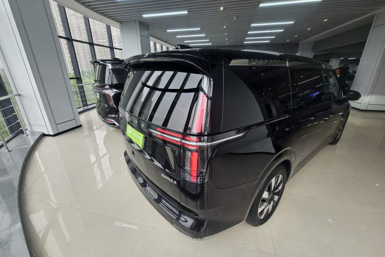 Used Volvo EM90 2025 Ultra Six-Seater Rear Right 45 Deg