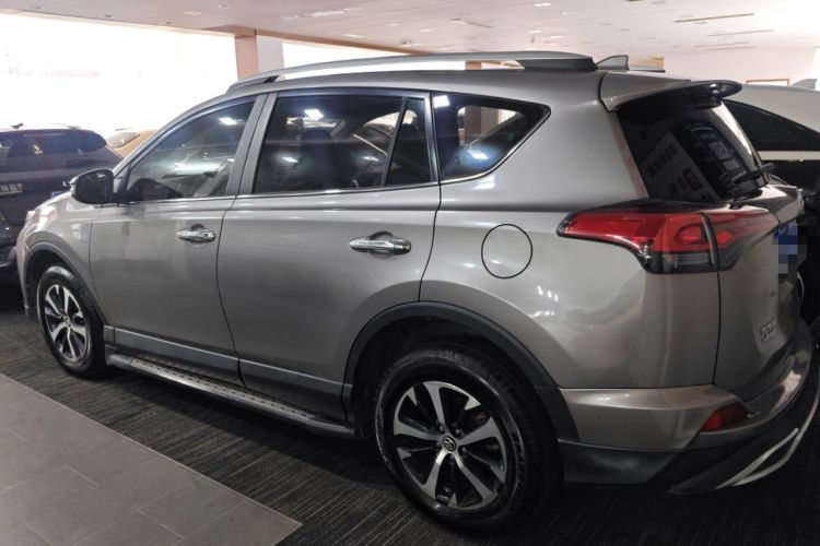 Used Toyota RAV4 2019 2.0L CVT Two-Wheel Drive Luxury Version China VI Standard
