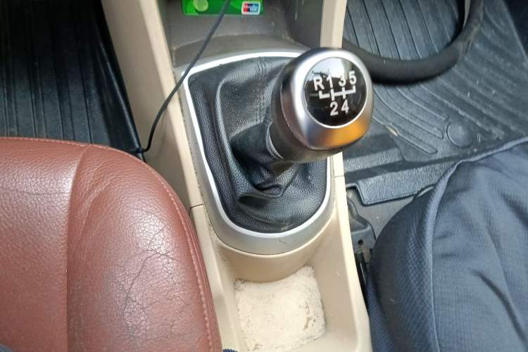 Used Hyundai Verna (older generation) 2010 Sedan 1.4L Manual Comfort GS Gear Lever