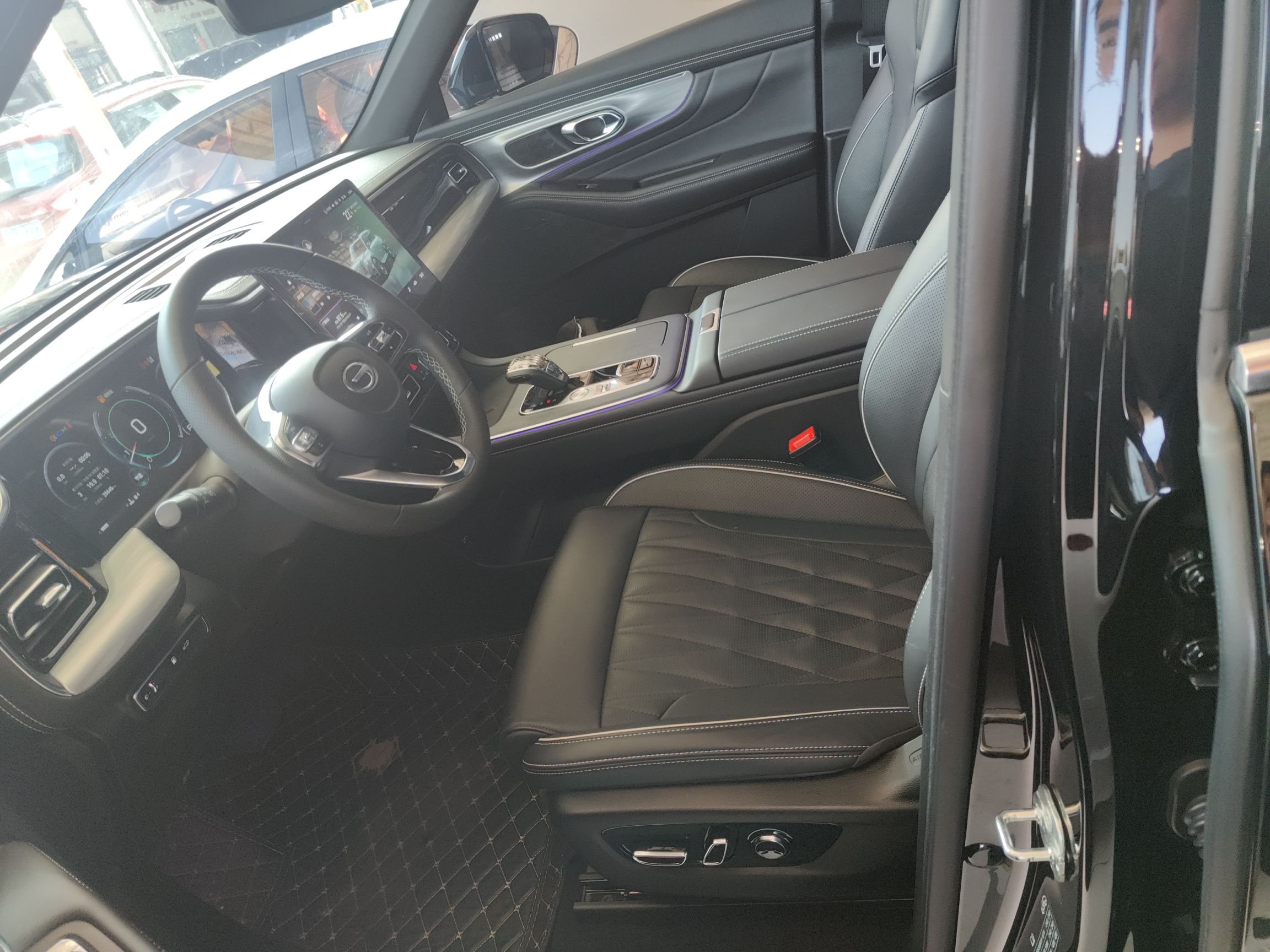 المقاعد الأمامية داخل السيارة