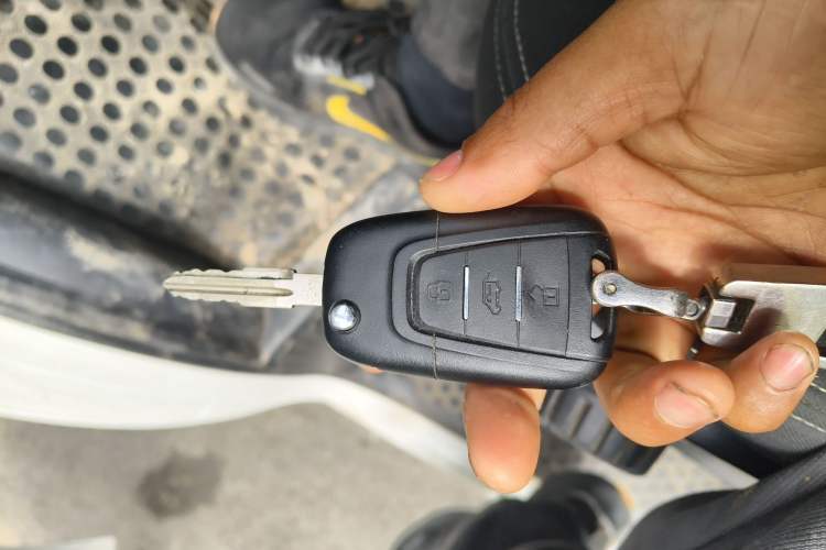 Used SAIC MAXUS Xintu V80 2019 2.5T Classic Edition 6-Speed Manual – Aoyuntong Modified Version Short Wheelbase Mid-Height Roof 5/6 Seats Vehicle Key