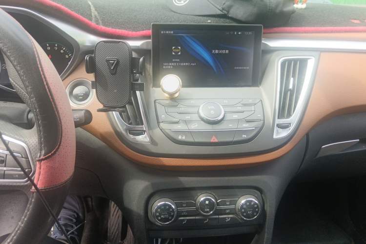 Used Soueast DX7 2015 1.5T Automatic Elite Model Audio And AC Panel