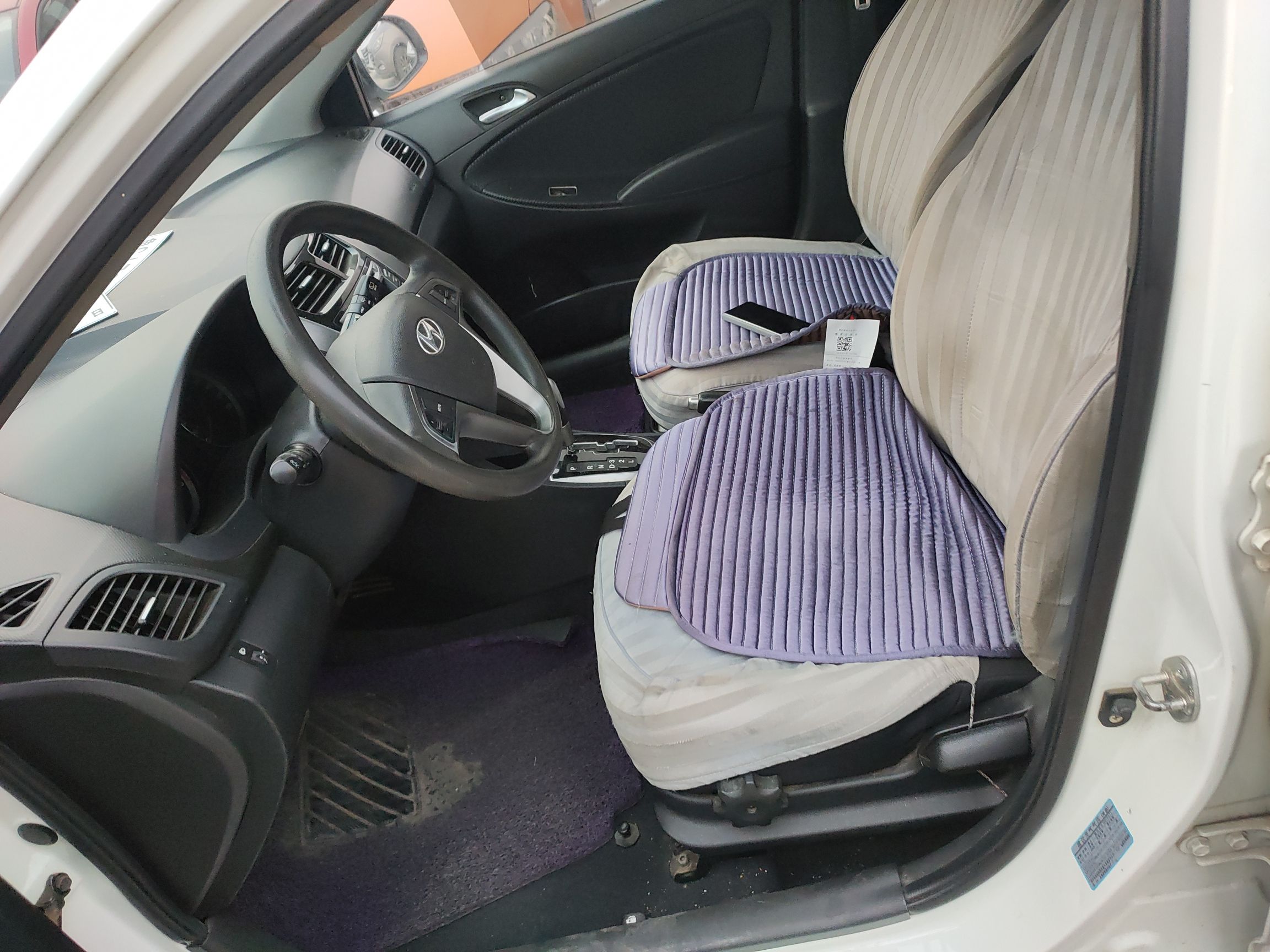 Переднее сиденье в автомобиле