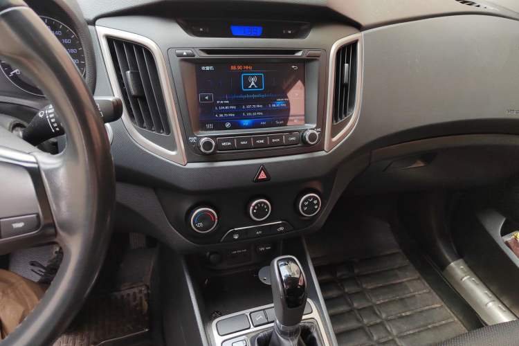 Used Hyundai ix25 2015 1.6L Automatic Two-Wheel Drive Smart GLS Trim Audio And AC Panel