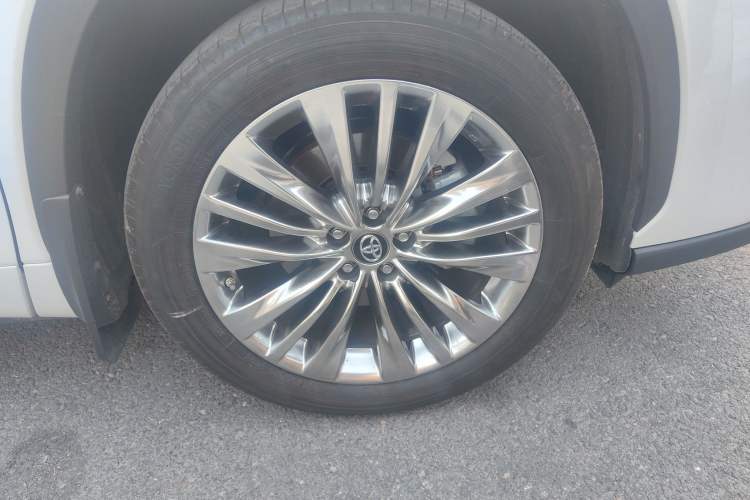 Used Toyota Highlander 2023 2.5L Smart Electric Hybrid Dual-Engine Four-Wheel Drive Prestige Version – 7 Seats Right Front Wheel Hub