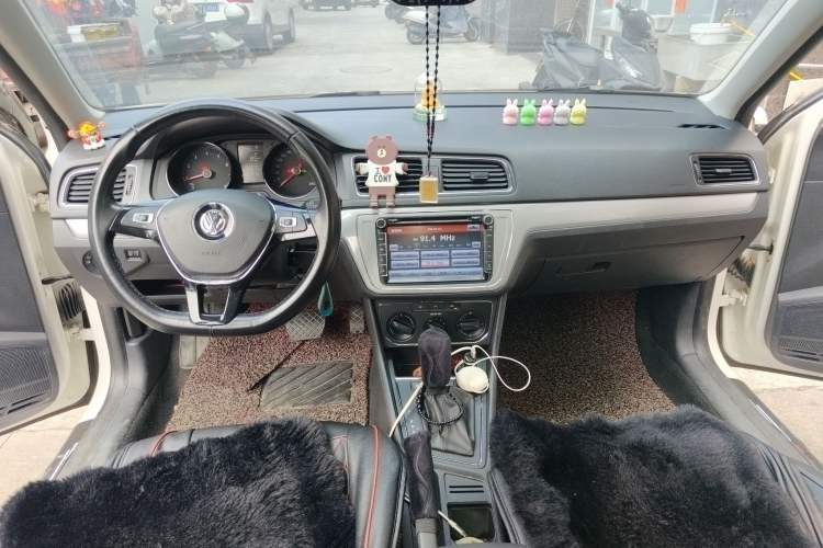 Used Volkswagen Gran Lavida 2015 1.6L Automatic Comfort Edition Interior 2