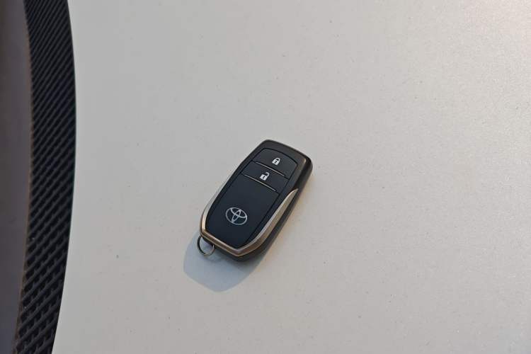 Used Toyota RAV4 2016 2.0L CVT Two-Wheel Drive Fashion Edition China V Standard Vehicle Key