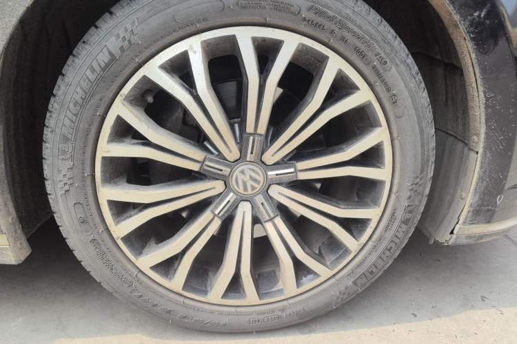 Used Volkswagen Phideon 2016 380TSI Two-Wheel-Drive Supreme Edition Right Front Wheel Hub