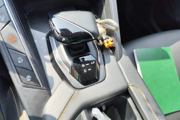 Used Lynk & Co 06 EM-P 2022 PHEV 84 km Range Pro Version Gear Lever