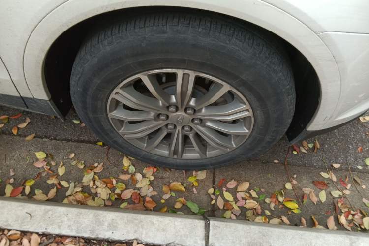 Used Cadillac XT5 2018 28T Four-Wheel Drive Luxury Model Right Front Wheel Hub