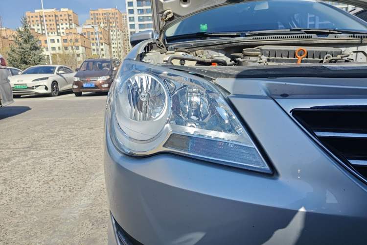 Used Volkswagen Bora 2011 1.6L Automatic Fashion Edition Right Front Headlight