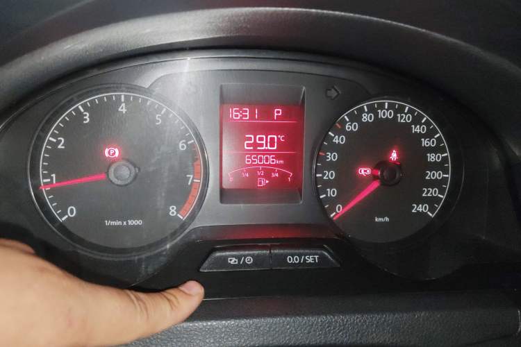 Used Volkswagen Santana 2015 1.6L Automatic Fashion Edition Odometer Close Up