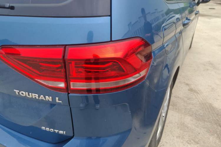 Used Volkswagen Touran 2016 Volkswagen Touran L 280TSI DSG Comfort Edition
