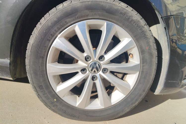 Used Volkswagen Magotan 2012 Revised Version 1.8TSI Leading Edition Right Front Wheel Hub