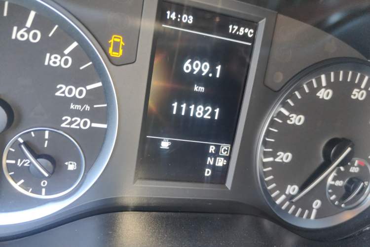 Used Mercedes-Benz Vito 2016 2.0T Business Edition Odometer Close Up