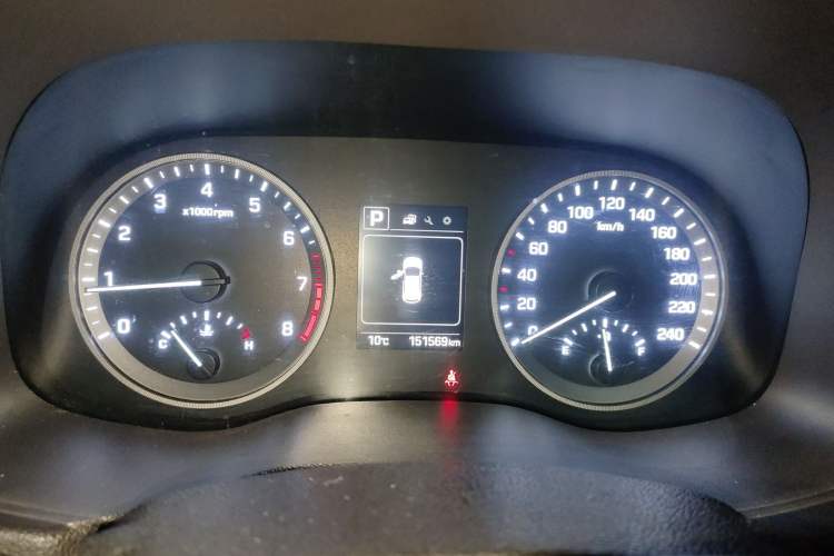 Used Hyundai Tucson 2015 1.6T Dual-Clutch Two-Wheel-Drive Smart Model Odometer Close Up