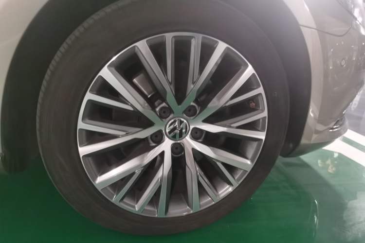 Used Volkswagen FAW-Volkswagen CC 2016 1.8TSI Luxury Model Right Front Wheel Hub