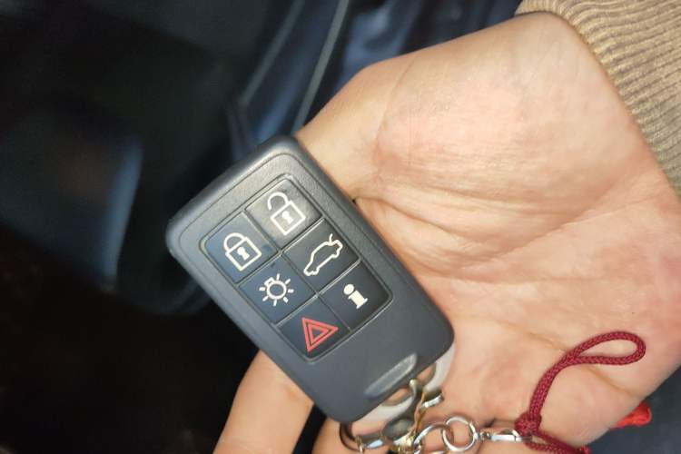 Used Volvo XC60 2017 T5 AWD Personalized Sport Upgrade Edition Vehicle Key